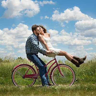 Couple amoureux à vélo