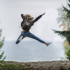 développement personnel : jeune femme de dos sautant de joie