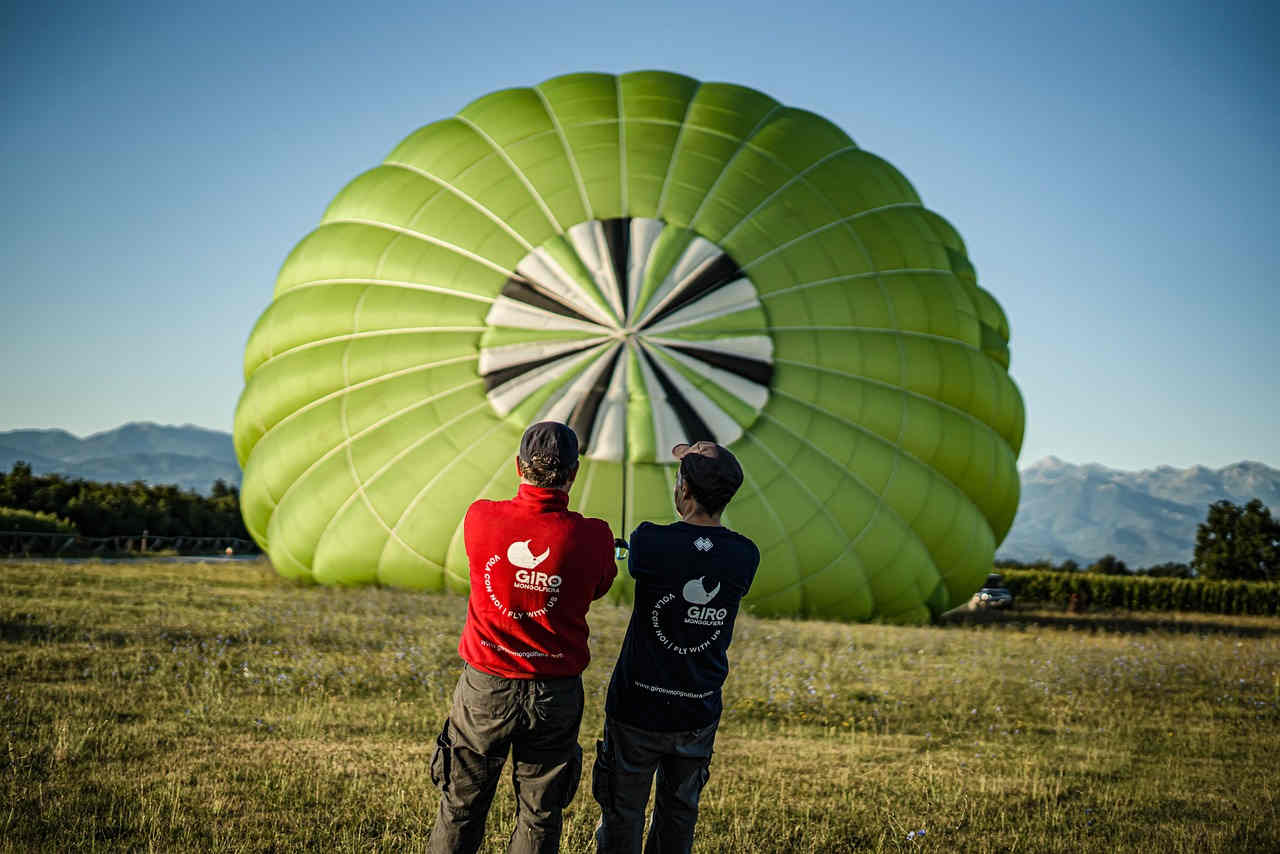deux hommes levant une montgolfière, mentoring