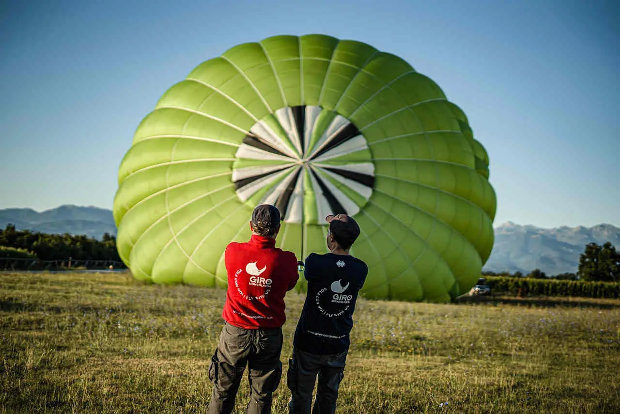 deux hommes levant une montgolfière, mentoring